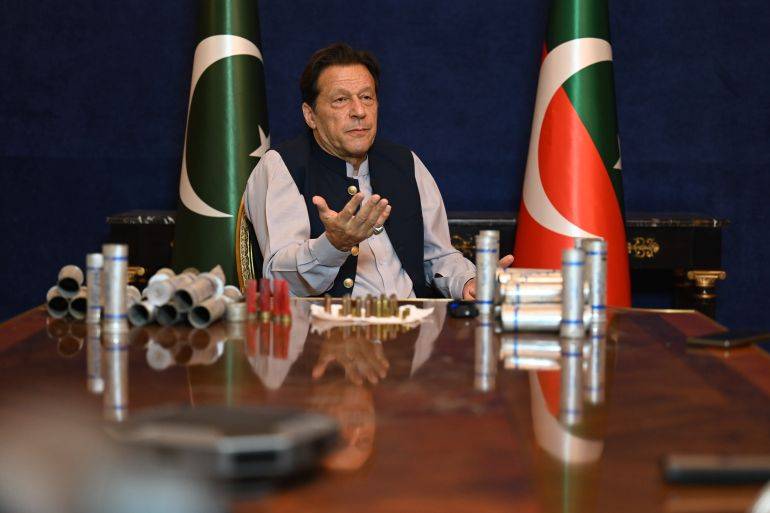 بينما الشرطة تواصل حصارها لمنزله... عمران خان يرفض المثول أمام هيئة المحاسبة الوطنية