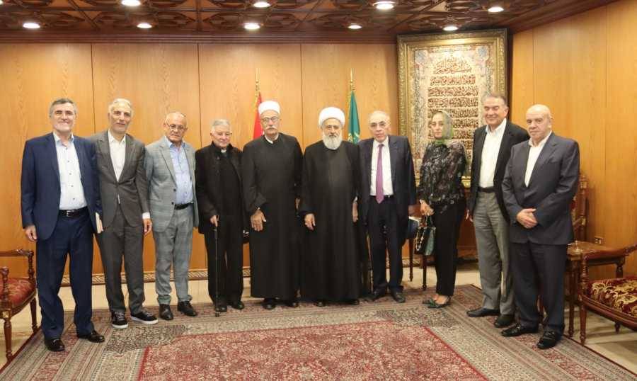الخطيب تسلّم من وفد 