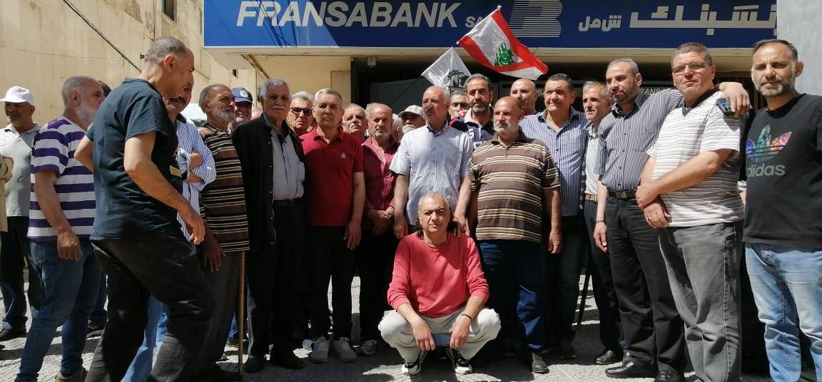إحتجاجات في بعلبك حول إقفال الفرع المتبقي لمصرف "فرنسبنك"
وتضرّر الآلاف من الموظفين والمتقاعدين والمراجعين