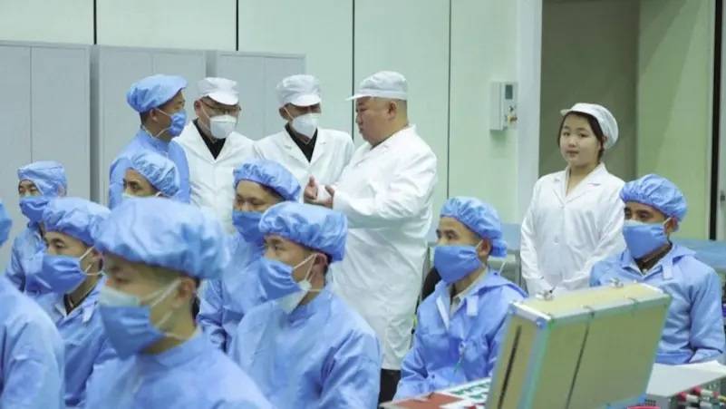برفقة إبنته... كيم جونغ أون يتفقّد أول قمر اصطناعي للتّجسس
