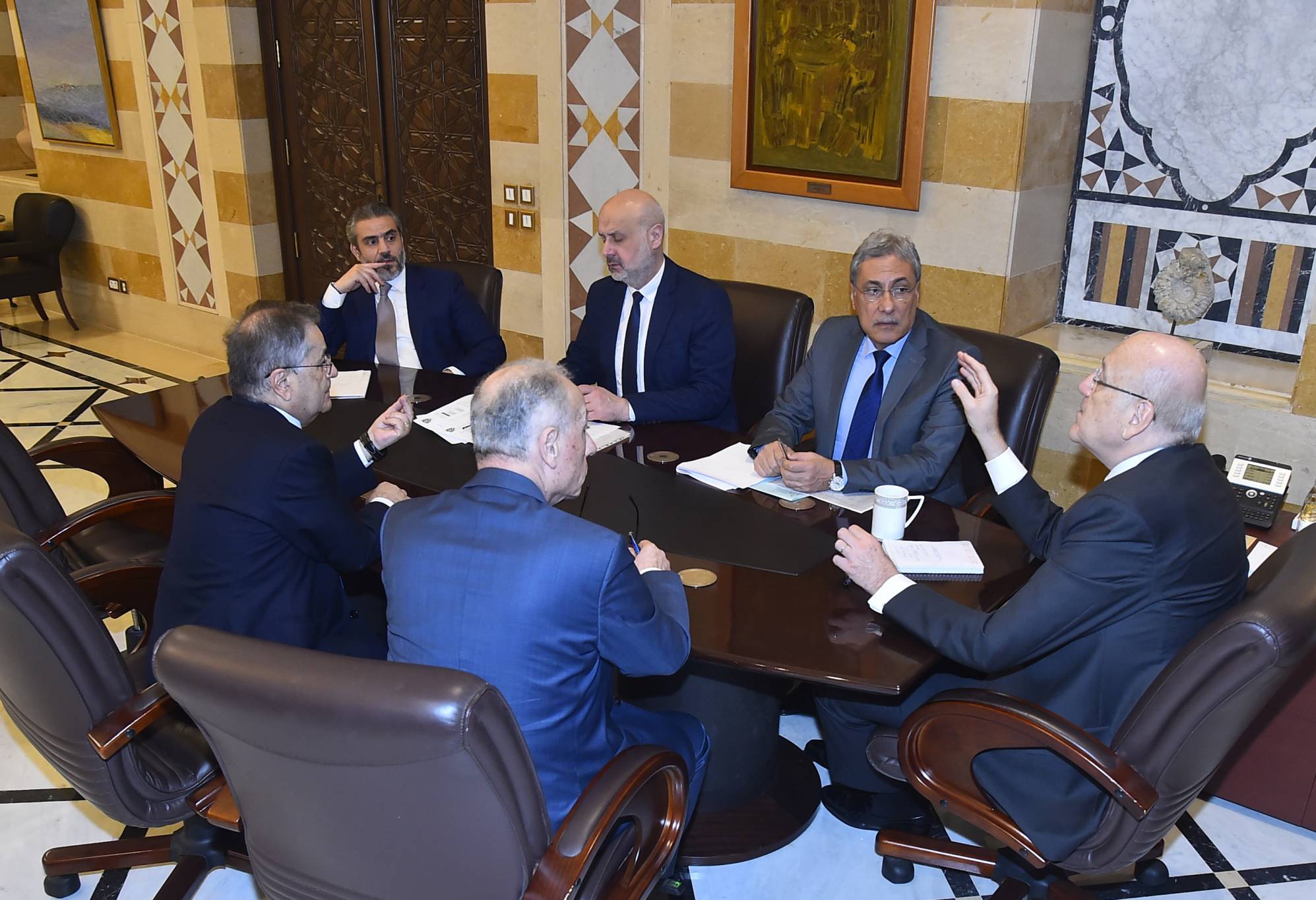 إجتماع في السّراي بحث في ملف تهريب الممنوعات عبر المعابر
ميقاتي: نبشّر اللبنانيين بزيادة ساعات الكهرباء بفضل النفط العراقي
ونأمل أن تشكل القمّة العربيّة فرصة لطرح وضع النازحين في لبنان