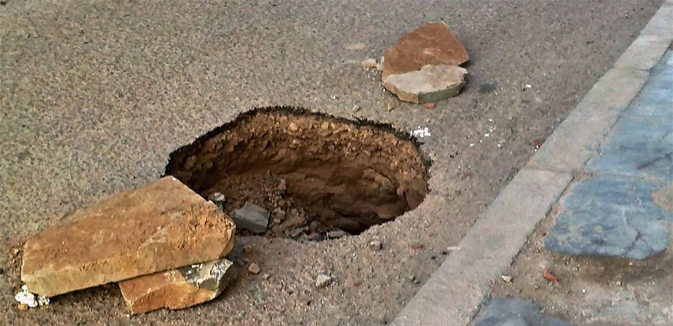 حفرة في شارع إيطالي تُثير الجدل.. المفاجأة بما فعلته السلطات هناك!