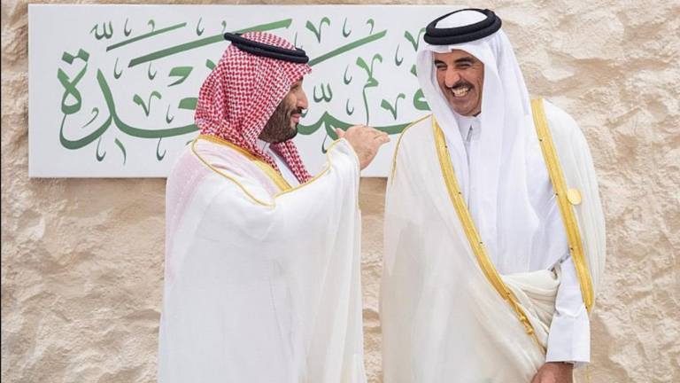لماذا غادر أمير قطر القمة العربية فجأة؟