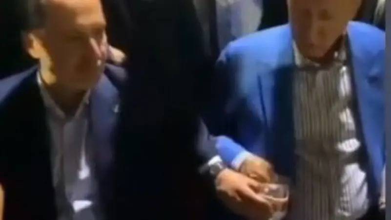 بالفيديو -  أردوغان يأخذ من ابنه كوب ماء رفضه مراراً من حارسه الشخصي