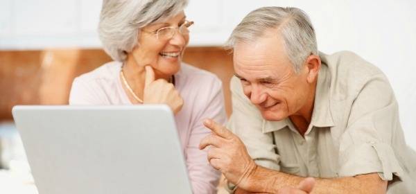 يقلل مخاطر الإصابة بالخرف... ما شروط استخدام الإنترنت عند كبار السن؟