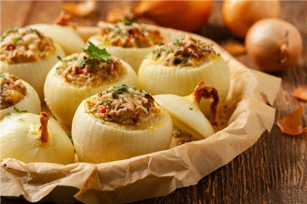 طريقة عمل محشي البصل باللحمة المفرومة