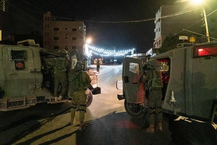 الاحتلال يشن حملة مداهمات واعتقالات في الضفة الغربية