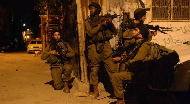 إصابة 10 فلسطينيين خلال اقتحام قوات الإحتلال لمخيم عقبة جبر
