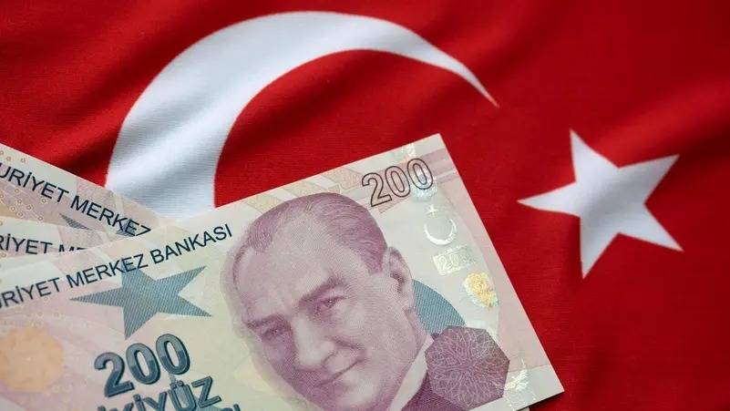 الليرة التركية تقترب من مستوى متدن قياسي مقابل الدولار