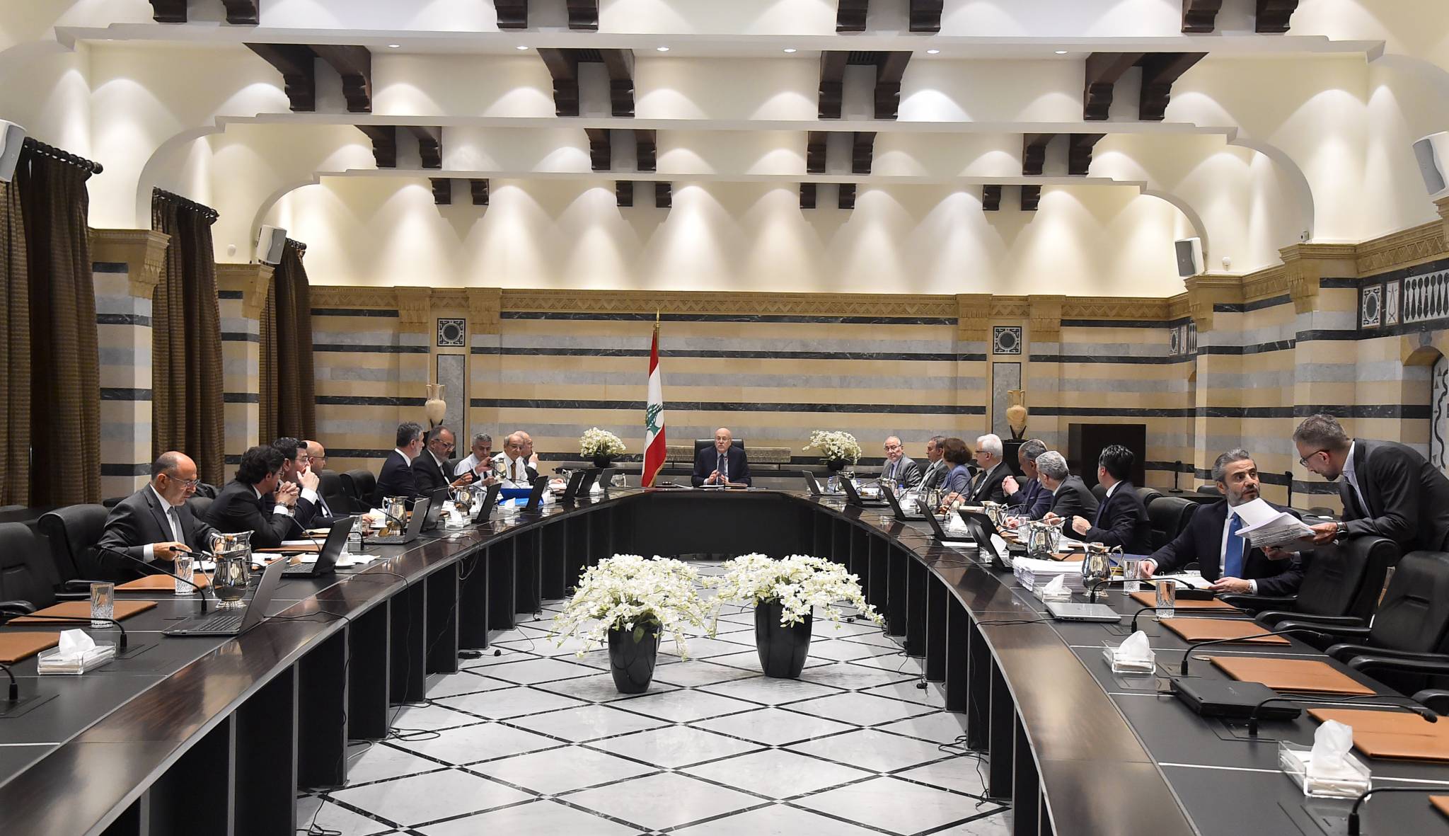 مجلس الوزراء وافق على ترقية البيسري الى رتبة لواء... ورواتب حزيران في خطر
وكلّف وزيري المالية والعدل متابعة ملف سلامة مالياً وقضائياً