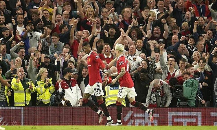 مانشستر يونايتد يهزم تشيلسي ويرسل ليفربول إلى الدوري الأوروبي