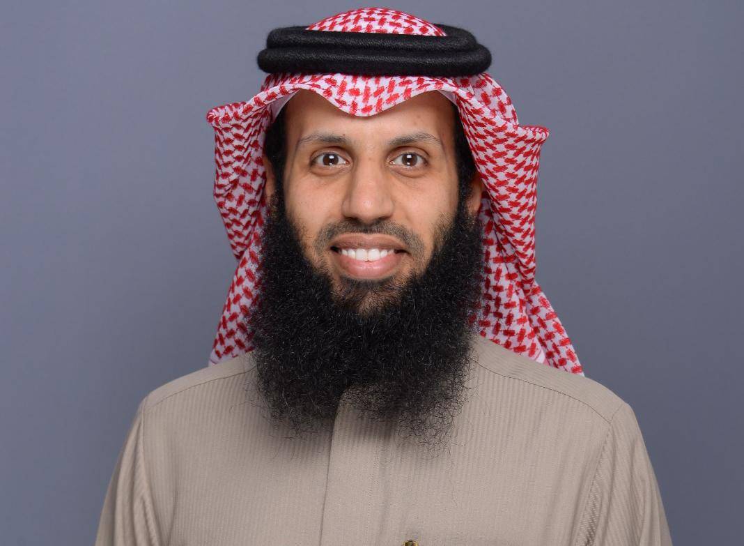 الرحالة عكشان بن ناصر يتحدث عن تجربته في جمع العود من الغابات