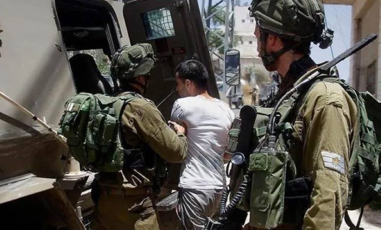 إصابة عشرات الفلسطينيين باعتداءات لقوات الإحتلال في الضفة
حملة اعتقالات... والأسرى الإداريّون نحو الإضراب عن الطعام