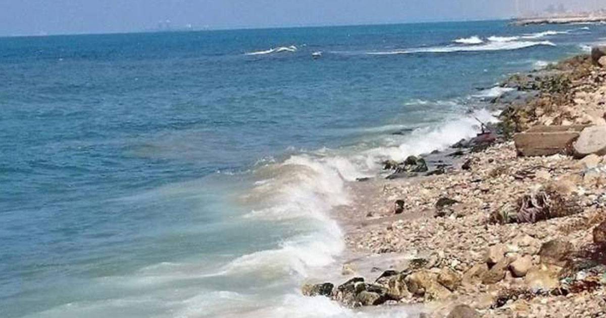 التلوّث يحاصر شواطئ لبنان.. فأيٌّ منها صالح للسباحة؟