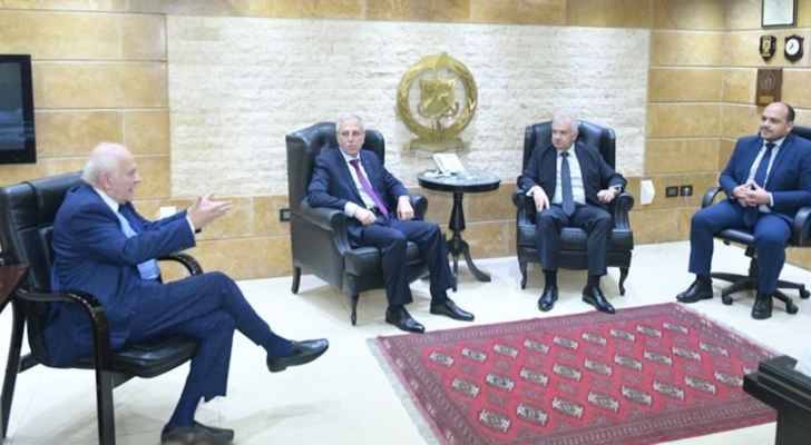 وفد من "الجمهوريّة القويّة" و"القوات" أبلغ
خطار التوصّل لبوالص تأمين لعناصر الدفاع المدني