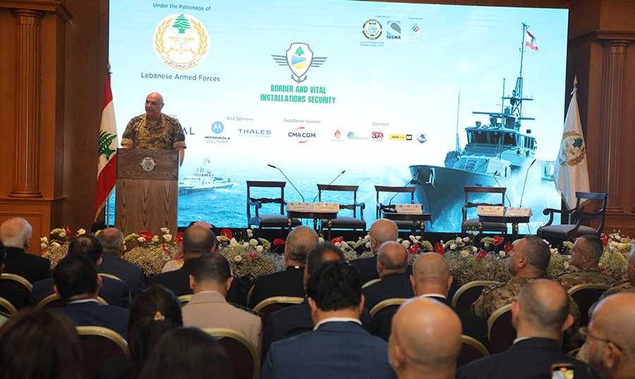 رعى مؤتمر "أمن الحدود والمنشآت الحيويّة"
عون : الجيش هو الجهة الوحيدة
المكلّفة مراقبة المياه البحريّة وحمايتها