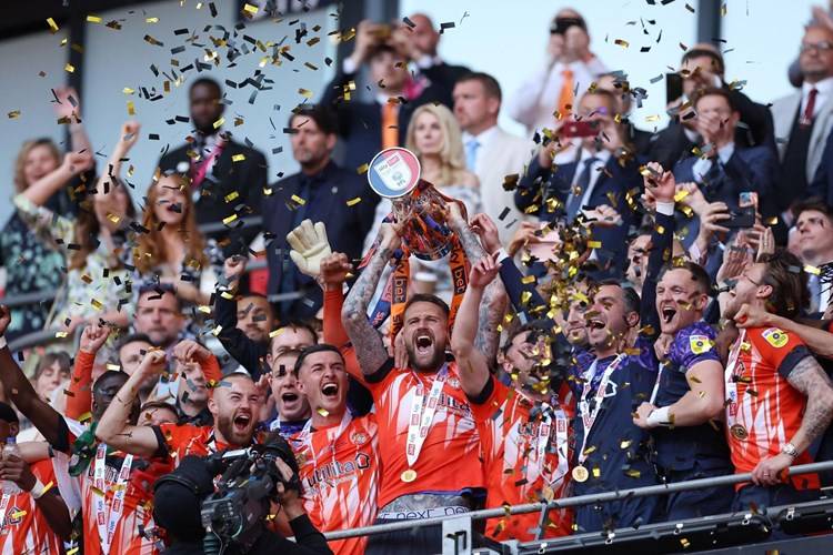 هو  صاحب أغرب ملعب في تاريخ الدوري الإنكليزي... تعرفوا على "لوتن تاون"