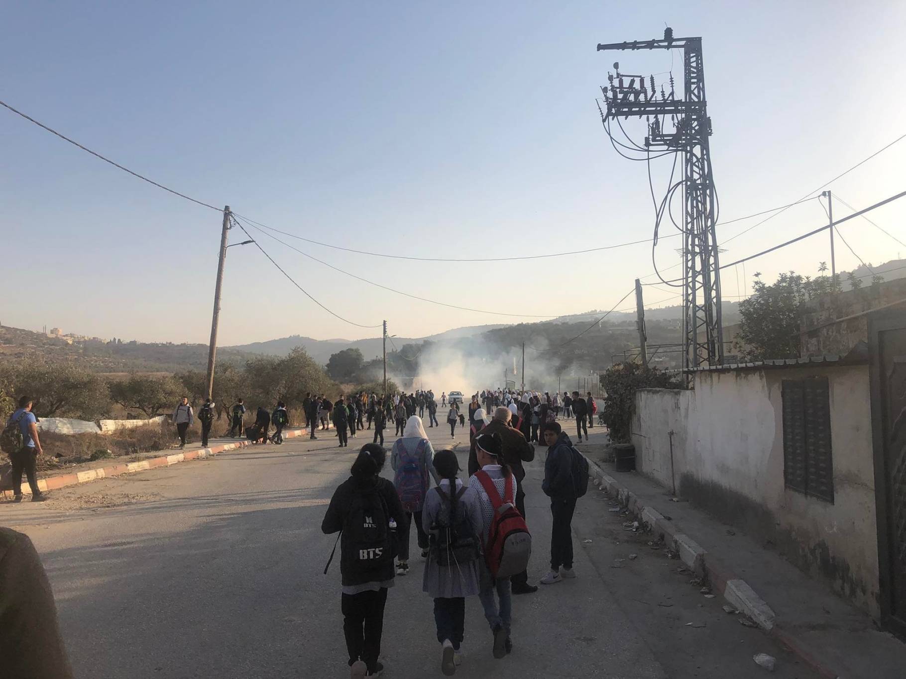 إصابات بين طلاب مدرسة فلسطينية جراء استهدافها بقنابل الغاز من قبل قوات الإحتلال