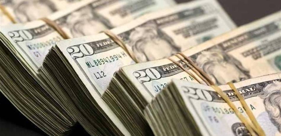 الدولار العالمي يهبط من أعلى مستوى في شهرين.. ما السبب؟