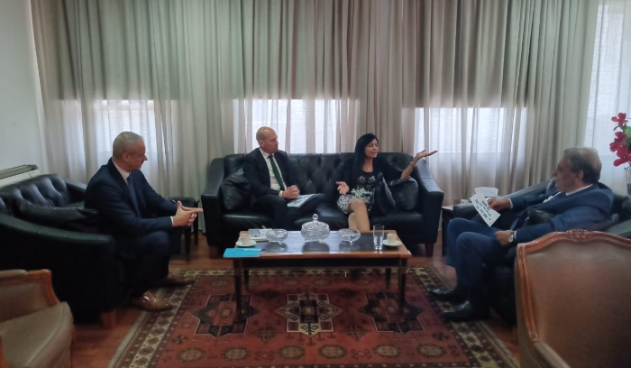 خوري بحث مع فريق إدارة مشروع
ACT في دعمه لمكافحة الإرهاب