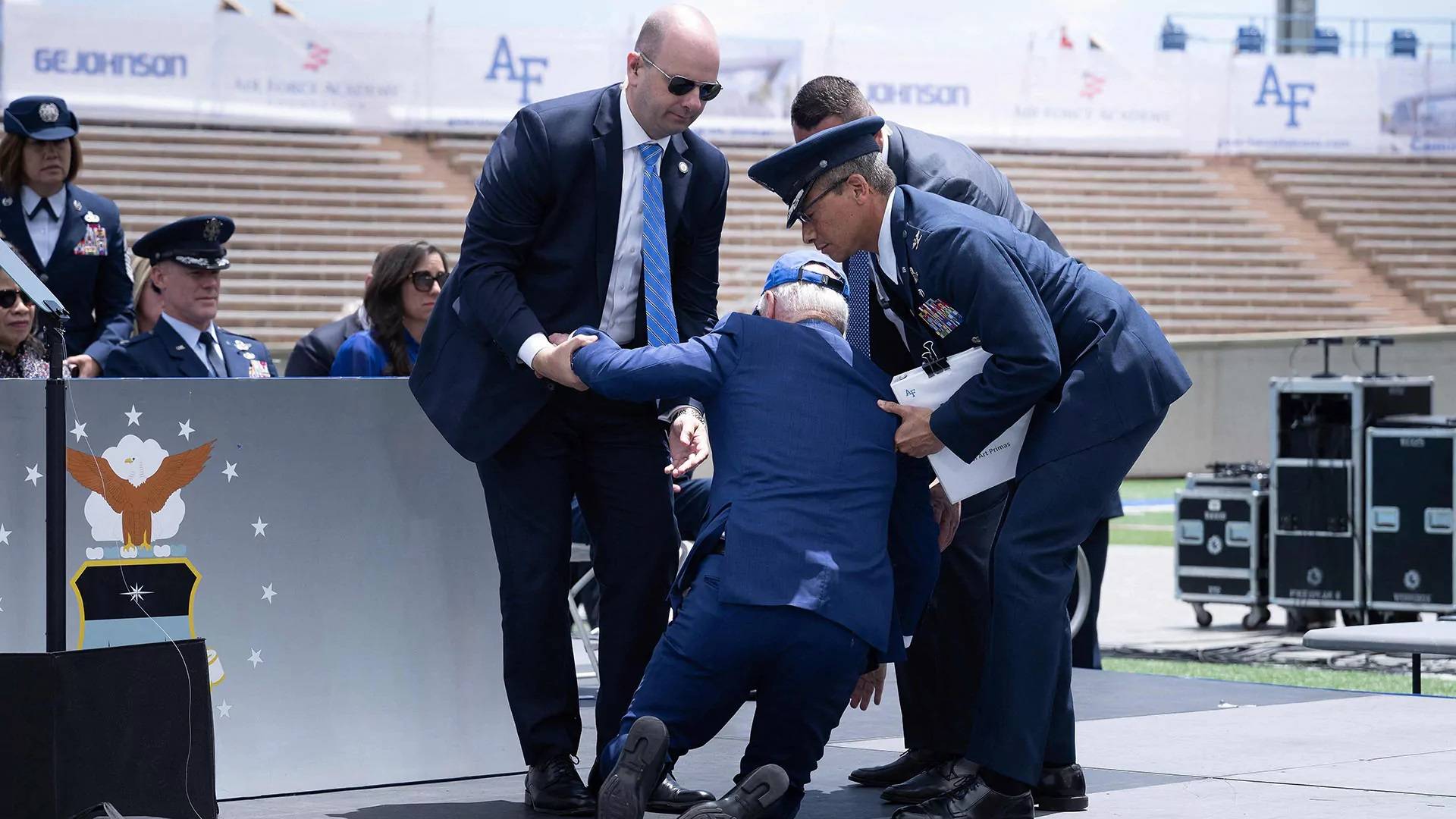 سبب كيس رمل... بايدن يتعرّض لحادث سقوط جديد