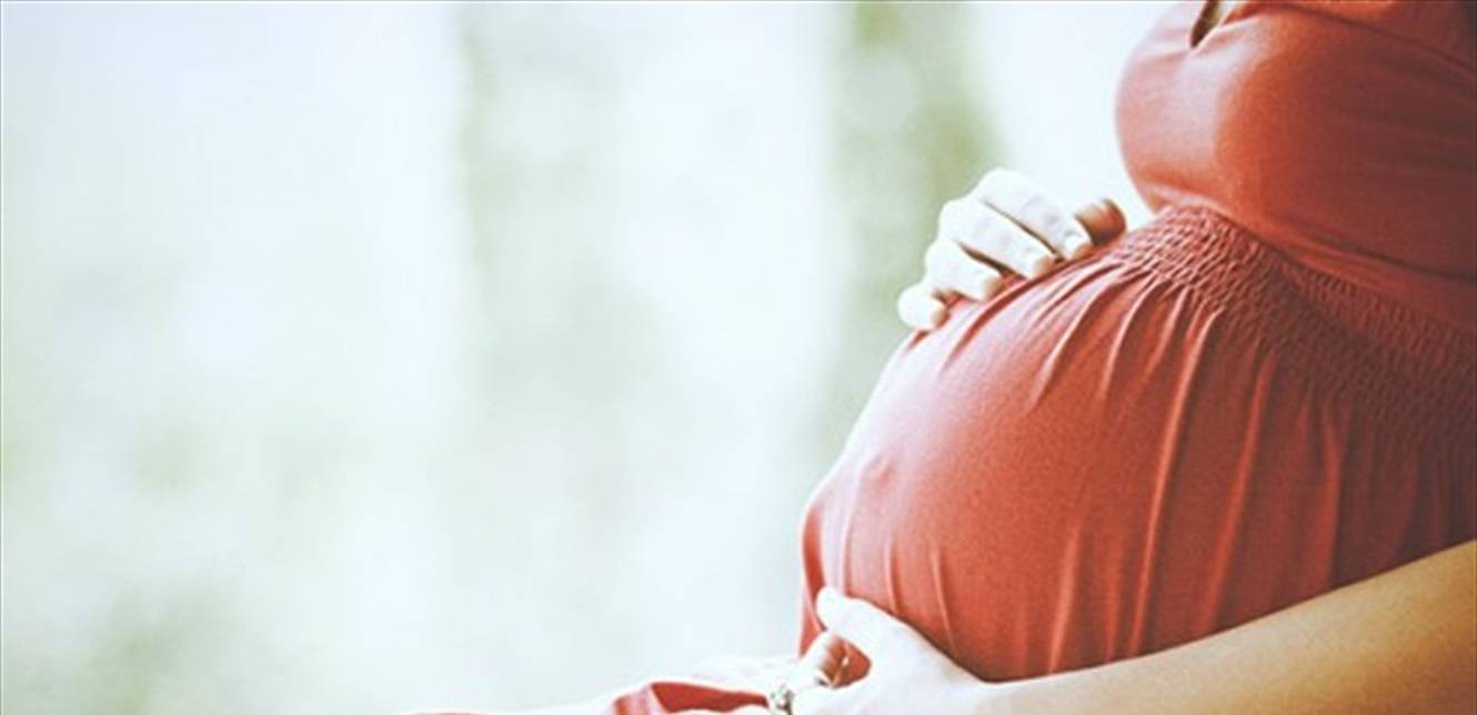 تصغره بـ53 عاماً... ممثل عالميّ ينتظر طفلاً من حبيبته العربيّة من هي؟