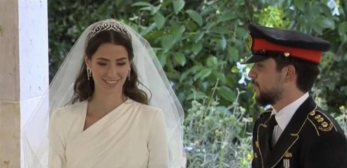 بالفيديو والصور- "عروس الأردن" تتألق بفستان من توقيع ايلي صعب