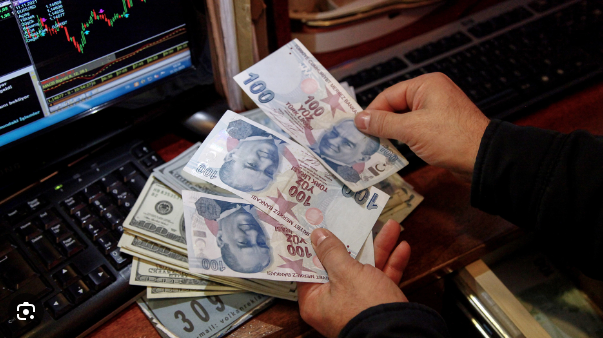 الليرة التركية تسجل أدنى مستوياتها التاريخية