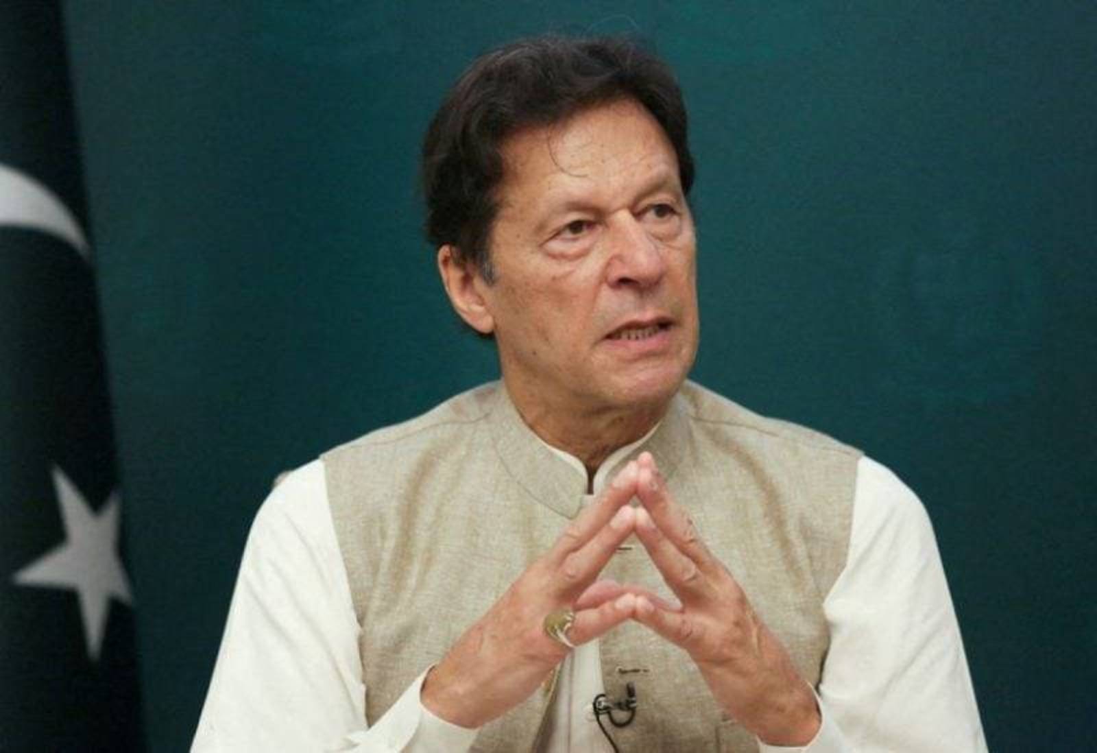 عمران خان يتّهم الجيش الباكستاني بالعمل على تدمير حزبه