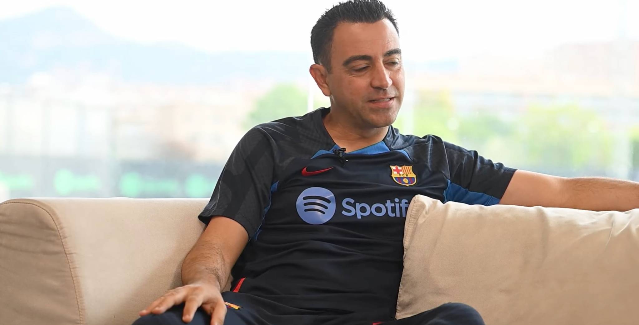 تشافي: ليو سيجد باب برشلونة مفتوحاً له دائماً