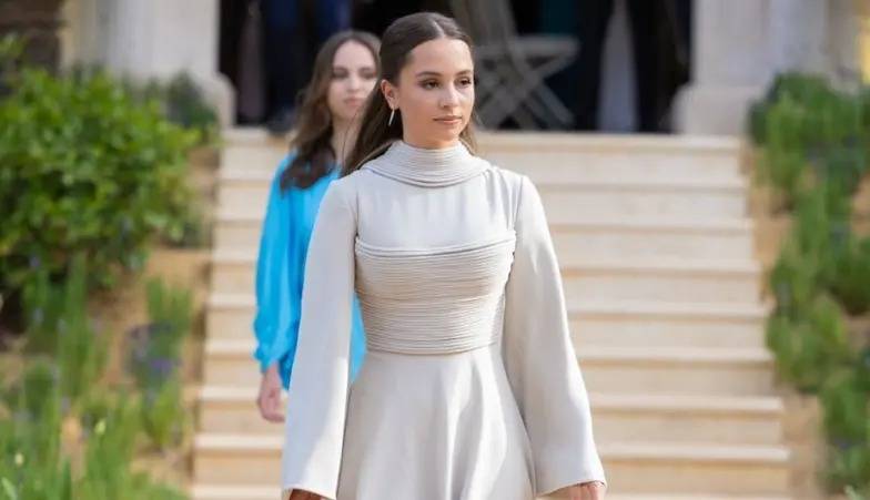 الأميرة إيمان تتألق في زفاف شقيقها بفستان من تصميم السعودي محمد آشي