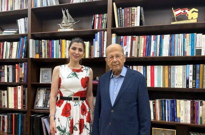 رئيسة "مؤسسة إيناس للجوائز الأكاديمية" زارت الرئيس السابق ميشال عون