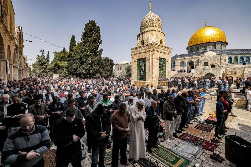 في القدس والأقصى الصلاةُ مقاومةٌ
والرباطُ صمودٌ والعربيةُ هويةٌ