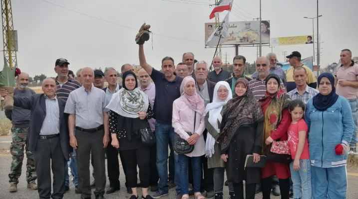 نسوة العسكريين في الخدمة الفعليّة ومتقاعدو
الأجهزة الأمنيّة قطعوا الطريق الدولي رياق- بعلبك