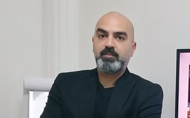 خبير الموضة ايلي كيروز عن مهرجان كان السينمائي:بيلا حديد اختارت أجمل التصاميم..وهذا ما كشفه عن اطلالة نادين نجيم ومنى زكي وأمينة خليل!