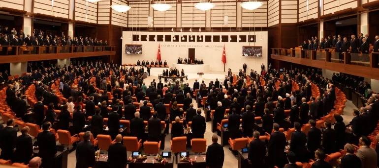 البرلمان التركي الجديد يعقد جلسته الأولى بحضور أردوغان... وبهتشلي يتسلّم رئاسته مؤقتاً