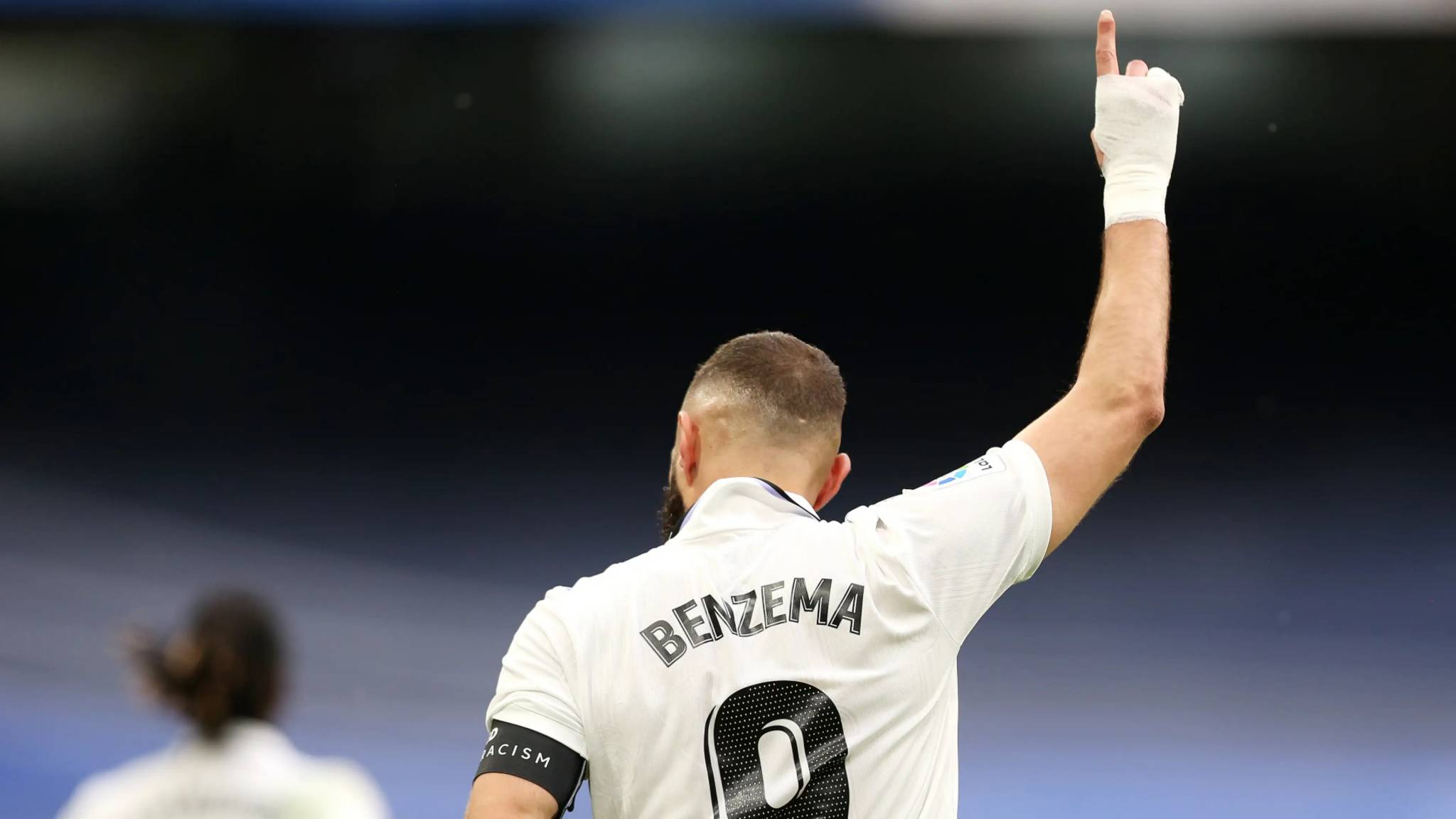 "حالياً أنا لاعب ريال مدريد"... بنزيما يرفض الحديث عن مستقبله