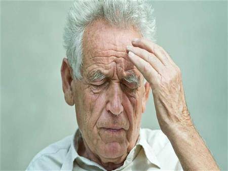 مشكلات في الحركة قد تكون مؤشراً الى الإصابة بالخرف... تعرّفوا إليها!