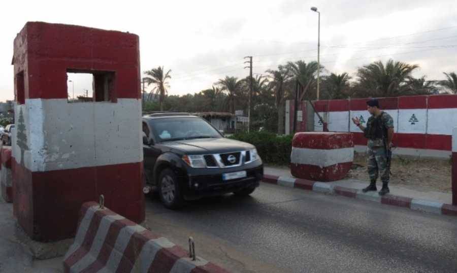 سيارة تجتاح حاجزاً للجيش و تسقط 3 جرحى... والسبب؟