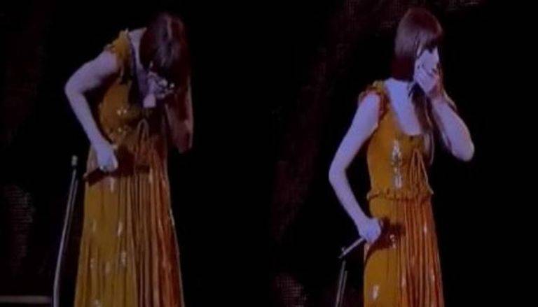 بالفيديو.. تايلور سويفت تتعرّض لموقف محرج على المسرح