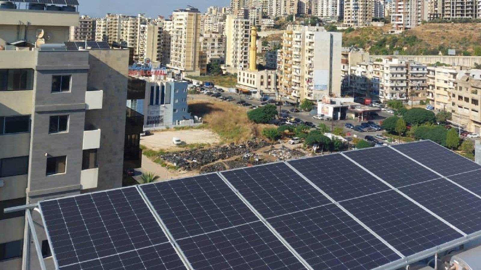 ألواح الطاقة الشمسيّة تجتاح طرابلس وتتحدّى فواتير «الكهرباء» والمولدات