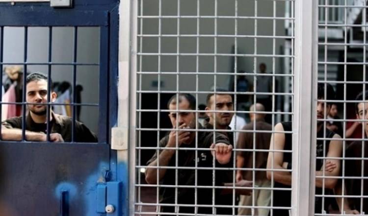 الأسرى الفلسطينيون يغلقون أقسام السجون