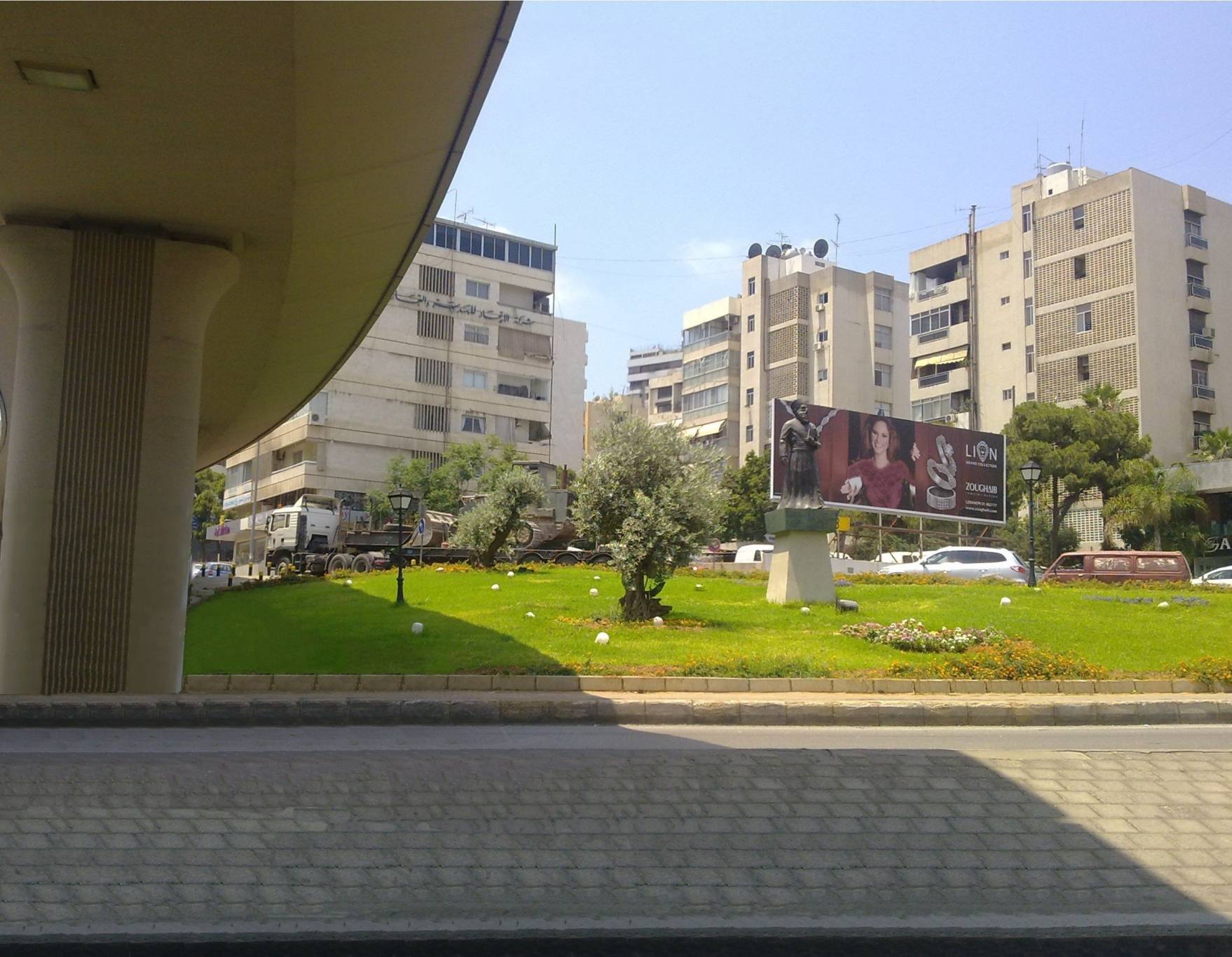 تحطيم واجهات مصارف في سن الفيل واحتكاك بين محتجين وعناصر الجيش