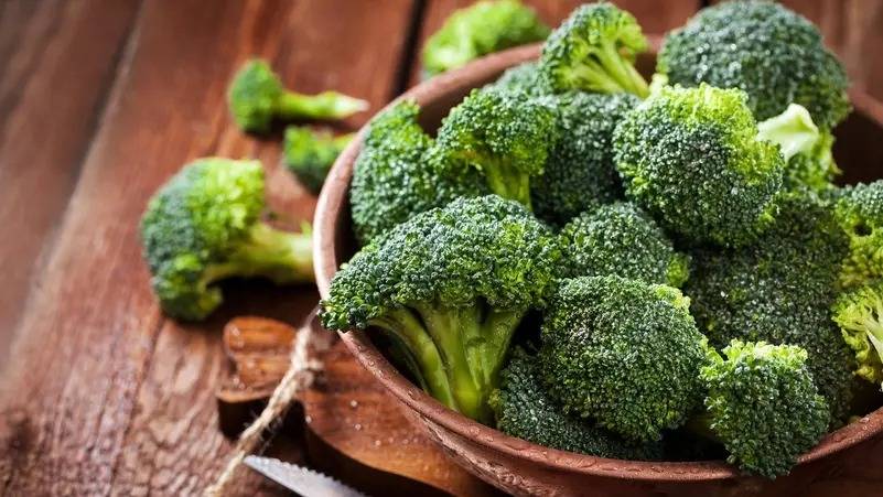 بينها البروكلي.. خضروات غنية بالبروتين مثل البيض