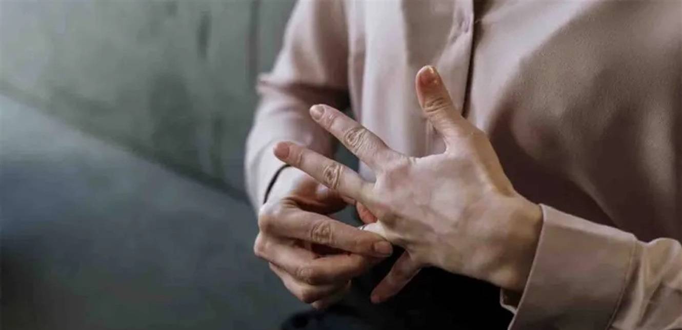 زوجة الفنان الشهير تؤكد طلاقهما رسمياً.. ما مصير ابنتهما؟