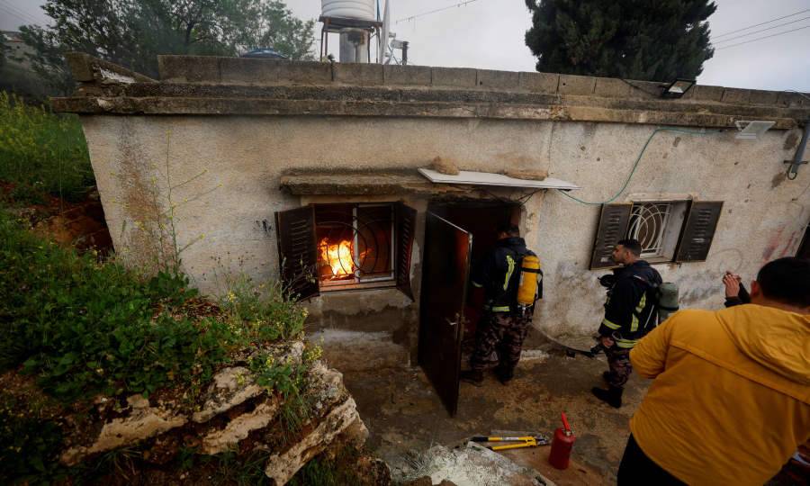 مستوطنون يحرقون منازل الفلسطينيين في رام الله