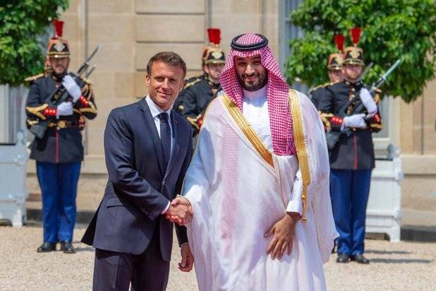بن سلمان لماكرون: "الملف عندكم تصرفوا وبعدها نرى"
