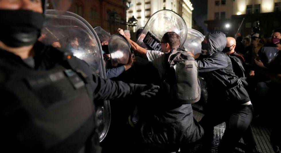 إصابة عشرات المحتجّين في الأرجنتين جراء اشتباكات مع الشرطة
