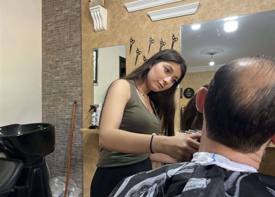النساء شقائق الرجال... «إلي آنج» تكسر الصورة النمطيّة للمرأة
وتفتتح صالوناً للحلاقة الرجاليّة بتمويل صفر دولار!