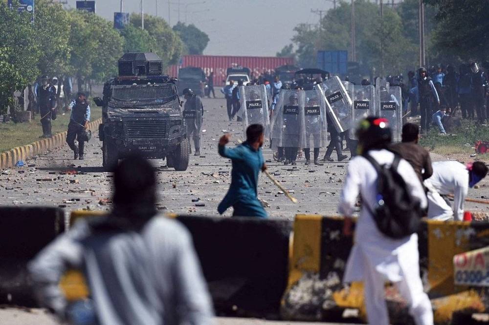 إقالة 3 ضباط كبار ومحاكمة 102 شخص في باكستان بسبب الإضطرابات